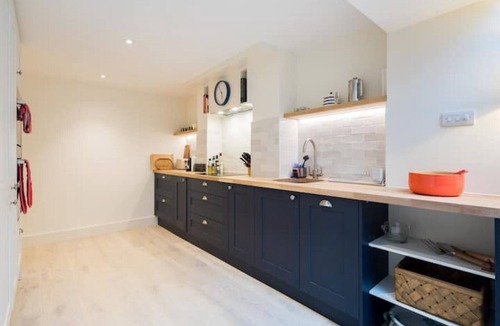 Kennington Apartment | Beautiful Separate Self Contained Garden Apartment