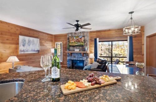 Seven Springs Apartment | Beautiful Seven Springs- 2 Bed, 2 Bath Condo