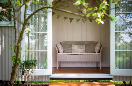 Netheravon Cabin | Beautiful Shepherds Hut B&B nr Stonehenge, Avebury, Salisbury, Bath - WiFi, TV
