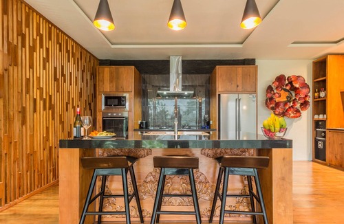 Keliki Villa | Beautiful, spacious private villa w/private infinity pool, full kitchen, & bar!