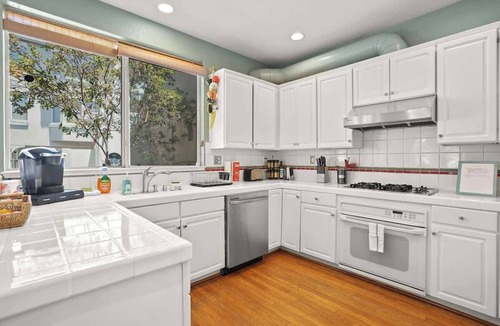 Little Hollywood House | Beautiful Spacious 4BR House in Silver Terrace w/ Secured Parking Near SFO & Downtown San Francisco