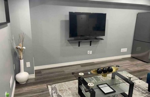 Whitby Apartment | Beautiful & Spacious 1 Bedroom Apartment