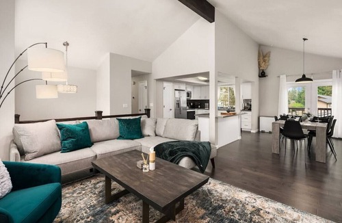 Central Houghton House | Beautiful & Spacious 4 Bed w/AC, 2 living rooms