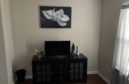 Grayson House | Beautiful Spacious 4 Bedroom Home for Getaway, meeting, family event, Business