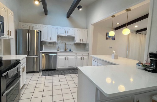 Framingham House | Beautiful Spacious 5 bedrooms Retreat Free Parking Pet Welcome Near Boston