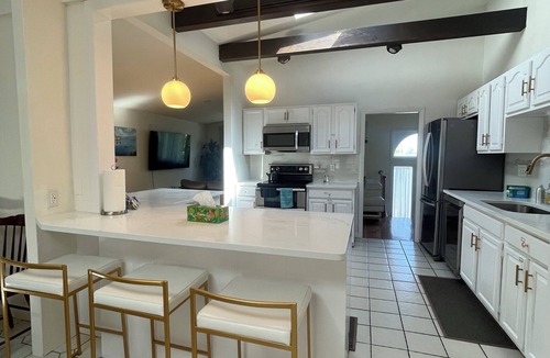 Framingham House | Beautiful Spacious 5 bedrooms Retreat Free Parking Pet Welcome Near Boston