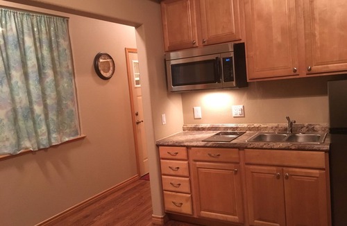 Monument House | BEAUTIFUL SPACIOUS APARTMENT- 1 Bedroom with Living Room & Kitchen. Sleeps 4.
