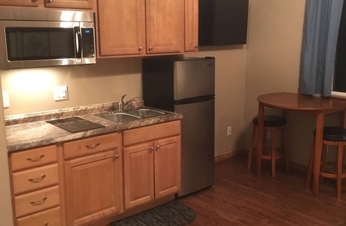 Monument House | BEAUTIFUL SPACIOUS APARTMENT- 1 Bedroom with Living Room & Kitchen. Sleeps 4.