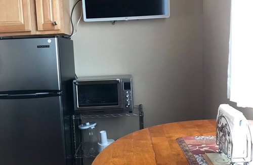 Monument House | BEAUTIFUL SPACIOUS APARTMENT- 1 Bedroom with Living Room & Kitchen. Sleeps 4.