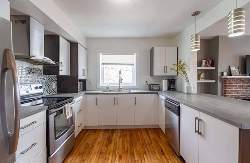 Bedford Apartment | Beautiful & Spacious Apt, AC