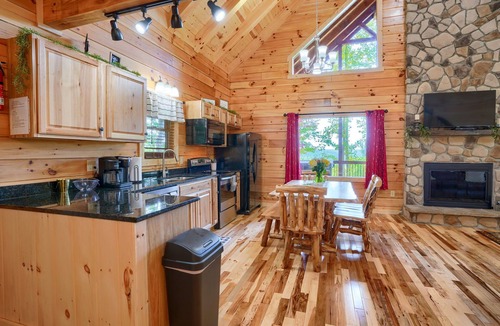 Carbon Hill Cabin | Beautiful ,spacious log cabin. Close to all the attractions in the Hocking Hills