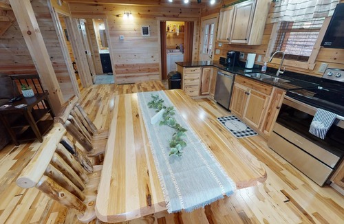 Carbon Hill Cabin | Beautiful ,spacious log cabin. Close to all the attractions in the Hocking Hills