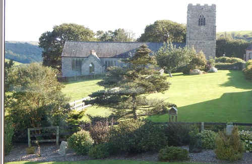 Golant House | Beautiful spacious, split-level house near Fowey, heated swimming pool, hot tub