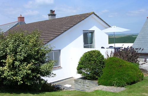 Golant House | Beautiful spacious, split-level house near Fowey, heated swimming pool, hot tub
