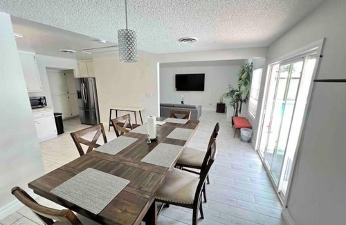 Bakersfield House | Beautiful spacious home +Pool