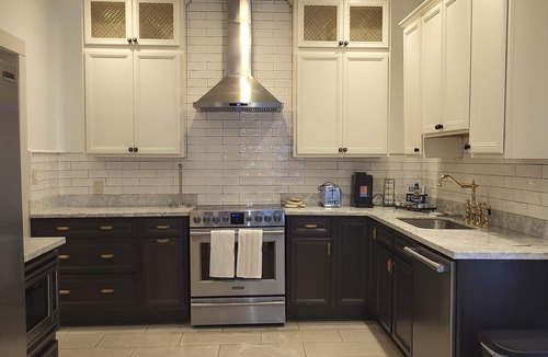 Broadmoor Apartment | Beautiful & Spacious Apartment in Uptown with Wi-Fi, AC, Hulu