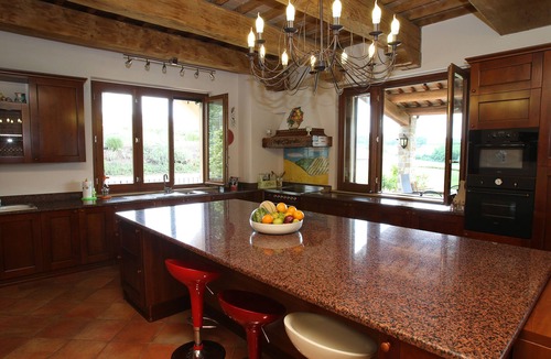 Montelovesco Villa | Beautiful spacious villa, 5 Beds, 15m Infinity Pool, lift, Garden, olive trees.