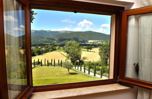 Montelovesco Villa | Beautiful spacious villa, 5 Beds, 15m Infinity Pool, lift, Garden, olive trees.