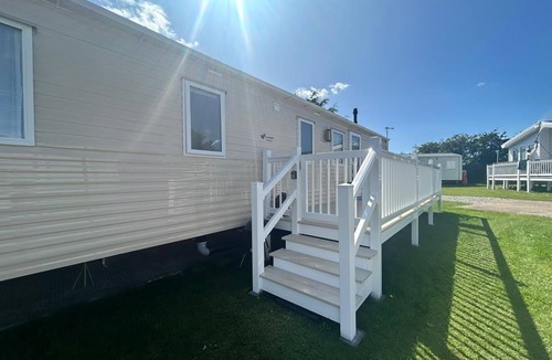 Hopton House | Beautiful Static in a lovely holiday resort of Breydon water park in Norfolk