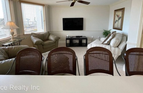 Pelican Bay Apartment | Beautiful Studio apartment (429376) by Houzlet