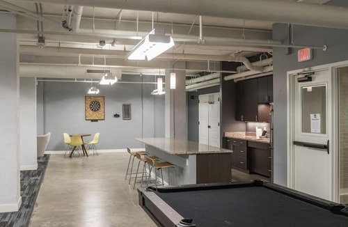 Downtown Des Moines Apartment | Beautiful Studio Downtown with Rooftop and Gym