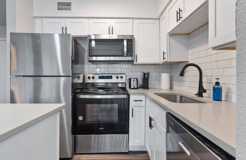 University Hills and Windsor Park Apartment | Beautiful Studio in University Hills he1h