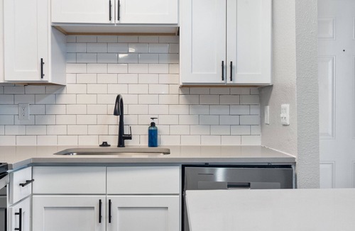 University Hills and Windsor Park Apartment | Beautiful Studio in University Hills 8lc1