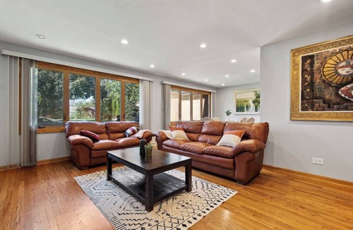 Mount Prospect House | Beautiful Suburban Home - Quiet Area, Close to City