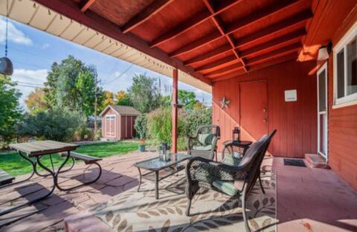 Athmar Park House | Beautiful Sunlight Bungalow