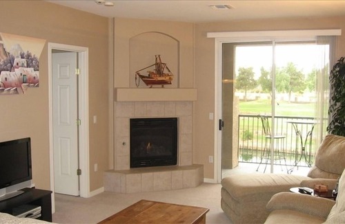 Superstition Lakes Condo | Beautiful Superstition Lakes Condo: Golf Course, Lakes & Pool