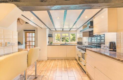 Chichester House | Beautiful Thatched Cottage with Outdoor Pool, Secure Garden, Dog & Family Friendly! Chichester Holiday Properties