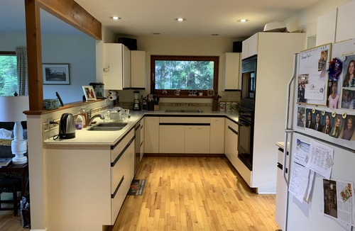 Chemainus House | Beautiful traditional family home and garden beside a lake