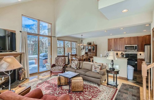 The Highlands House | Beautiful Unit in Quiet Area w/Shuttle to Slopes