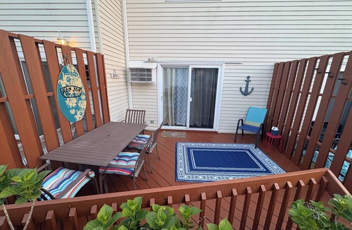 Caine Woods House | Beautiful updated condo w modern decor, overlooking Fenwick lighthouse from deck