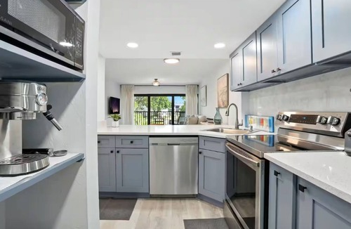 Park Shore Apartment | Beautiful Updates - Relaxing Views - Close to Pool