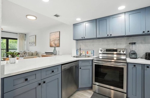 Park Shore Apartment | Beautiful Updates - Relaxing Views - Close to Pool