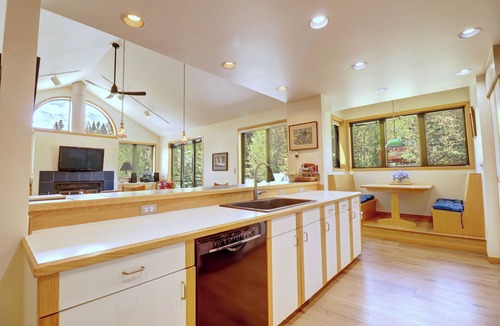 Keystone House | Beautiful Views, Awesome Amenities, 195 Eastridge