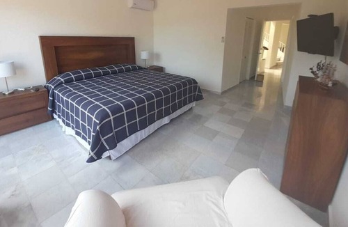 Punta Cancun Villa | Beautiful Villa Facing The Water - Perfect for Families/Couples, very spacious