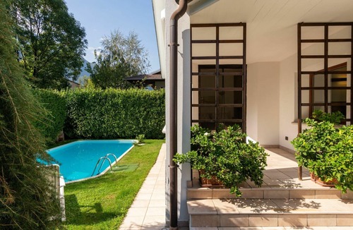 Valtellina House | Beautiful villa for 6 people with WIFI, private pool, TV, patio and pets allowed