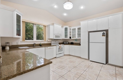 Warm Mineral Springs House | Beautiful Villa Steps from the Warm Mineral Spring