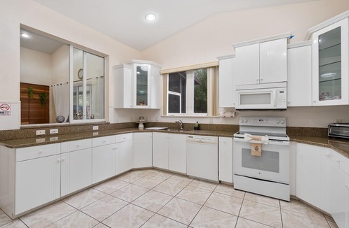 Warm Mineral Springs House | Beautiful Villa Steps from the Warm Mineral Spring