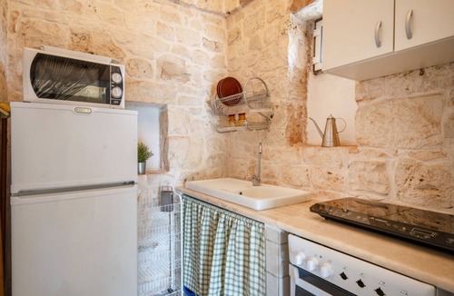 Ostuni Villa | Beautiful villa with garden, surrounded by olive trees and equipped with all the comforts to comfortably accommodate 2 people, including parking and a patio equipped with barbecue for eating and enjoying pleasant moments of relaxation. The house is immer