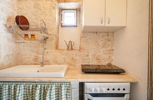 Ostuni Villa | Beautiful villa with garden, surrounded by olive trees and equipped with all the comforts to comfortably accommodate 2 people, including parking and a patio equipped with barbecue for eating and enjoying pleasant moments of relaxation. The house is immer
