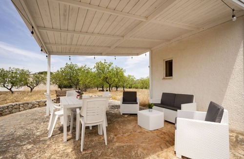 Ostuni Villa | Beautiful villa with garden, surrounded by olive trees and equipped with all the comforts to comfortably accommodate 2 people, including parking and a patio equipped with barbecue for eating and enjoying pleasant moments of relaxation. The house is immer