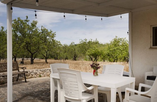 Ostuni Villa | Beautiful villa with garden, surrounded by olive trees and equipped with all the comforts to comfortably accommodate 2 people, including parking and a patio equipped with barbecue for eating and enjoying pleasant moments of relaxation. The house is immer