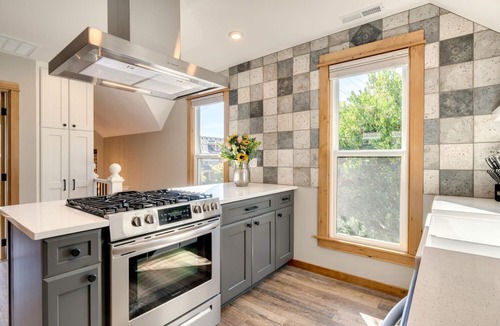 Sellwood-Moreland Apartment | Beautiful Vintage 2 Bdrm Sellwood Apt Near Dining, Shopping & River Recreation