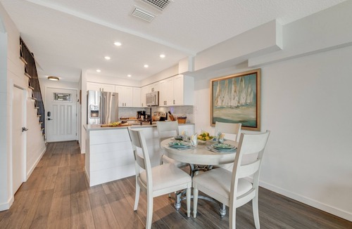 Crescent Beach House | Beautiful Waterfront Sanctuary plus 2 free Kayaks & steps front the beach