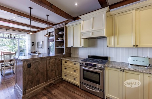 Gravenhurst Cottage | Beautiful Waterfront Retreat on Muskoka Bay! AC! Muskoka Room! SW!