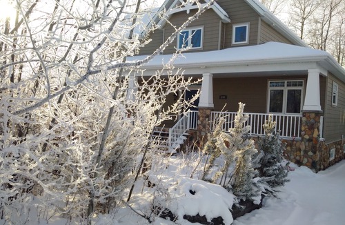 Parkland Beach Cottage | Beautiful, Waterfront 6 bedroom cottage Cape Cod style cottage on Gull Lake