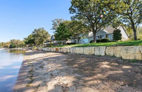 Monticello House | Beautiful Waterfront Estate with sandy shores, next to Willy Mccoys on the water